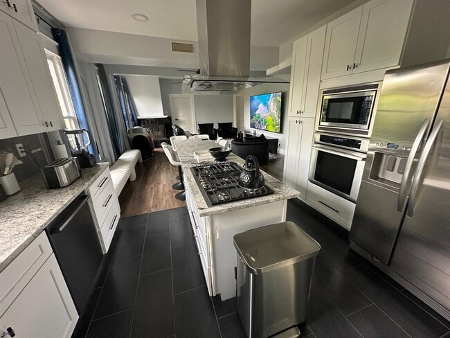 Building Photo - 3210 Hampton Rd