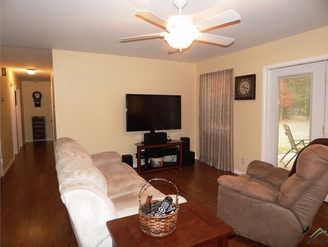 Building Photo - Coming Soon! Beautiful 3 bedroom 2 bath ho...