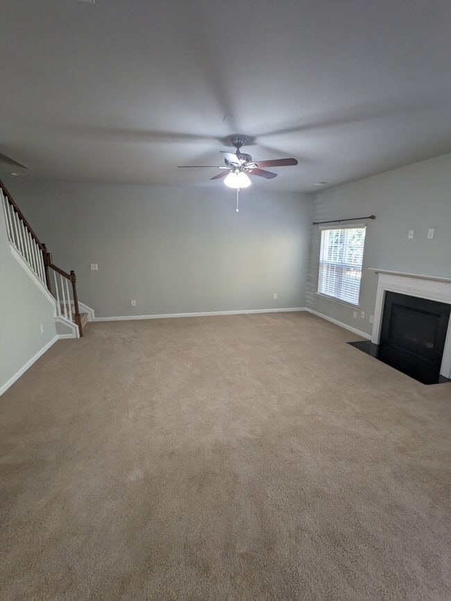 Building Photo - Stunning 7 Bedroom House with a Loft and U...