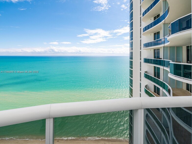 Building Photo - 15901 Collins Ave