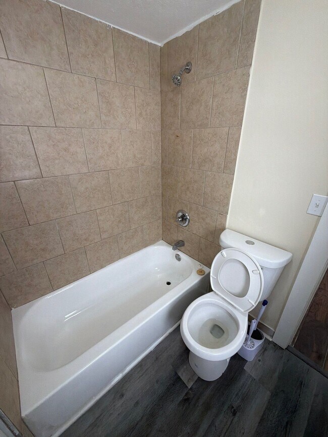 Building Photo - 583 Reaney Ave E