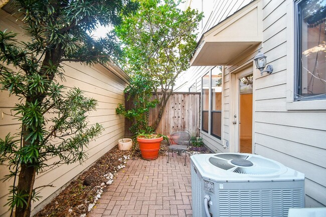 Building Photo - 3326 Memorial Crest Blvd