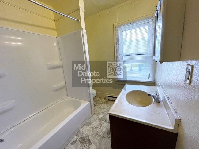Building Photo - 601 S Lawler- 2 Bedroom House
