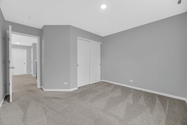 Building Photo - 1537 Kraft Ave