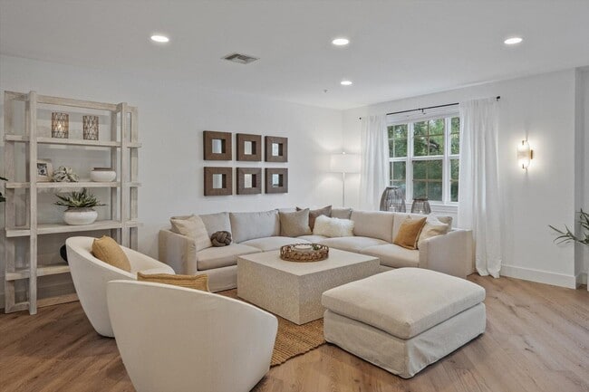 Building Photo - 376 W Mallory Cir