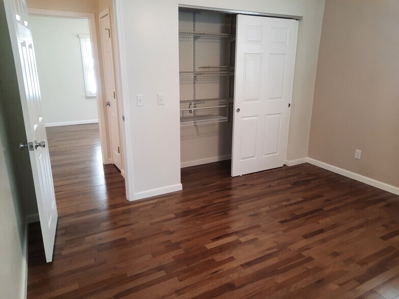 Building Photo - 144 Brentwood Dr