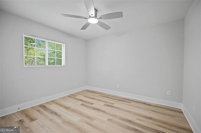 Building Photo - 1060 Oak St SW