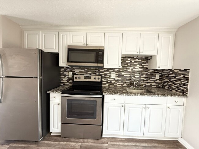 Building Photo - 2 Bedroom 1 Bath Duplex with Washer/Dryer!...