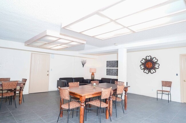 Building Photo - Gated Community 2 Bedroom 2 Bath Condo