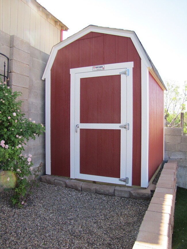Building Photo - Amazing NE Heights Home! Tile Floors! This one won't last long!!
