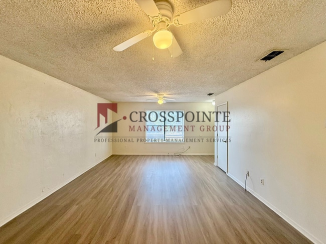 Building Photo - Two Bedroom, 1 Bathroom Duplex!