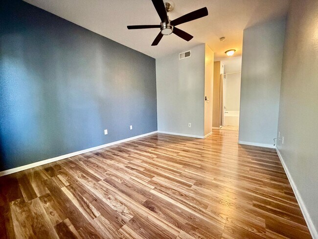 Building Photo - 2 bedroom condo in gated SE location.