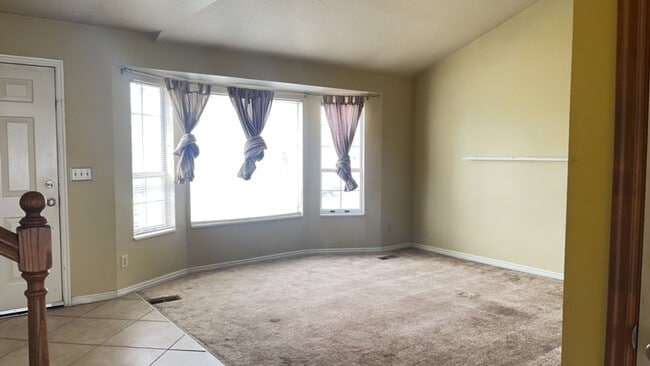 Building Photo - Great location Quaint Orem Home w 2 car ga...