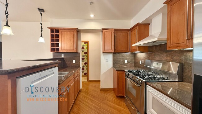 Building Photo - Contemporary Upper Broadway Terrace Four B...