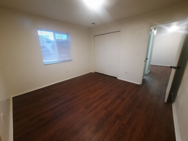 Building Photo - 1 bedroom apartment, walking distance to D...