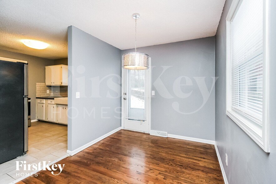 Building Photo - 4900 N Sycamore Dr