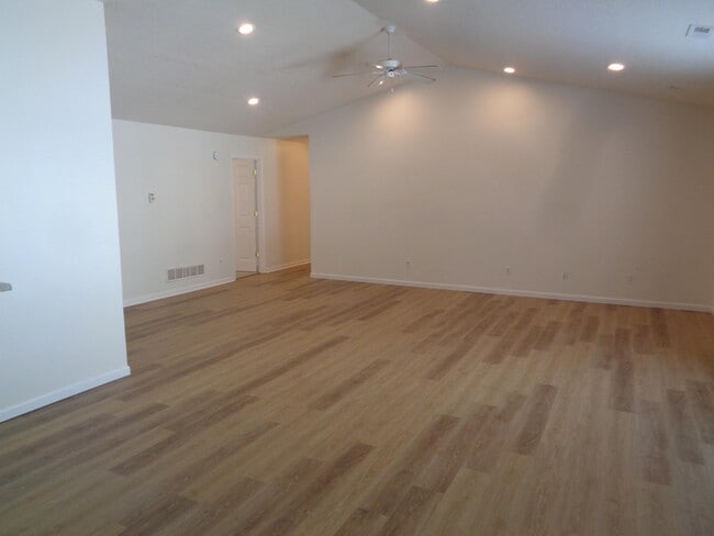 Building Photo - 408 Lindy Ln