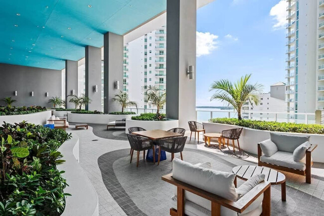 Building Photo - 1300 Brickell Bay Dr