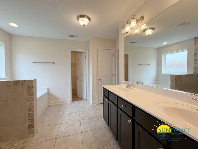 Building Photo - Spacious 4 Bedroom Home in Crestview’s Brooke Estates!