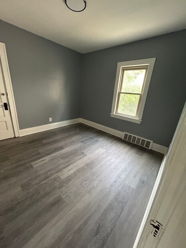 Building Photo - SECTION 8 READY!!