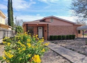 Building Photo - 812 W 6th St