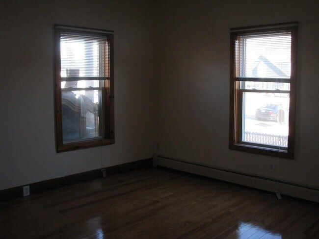 Building Photo - 384 Medford St