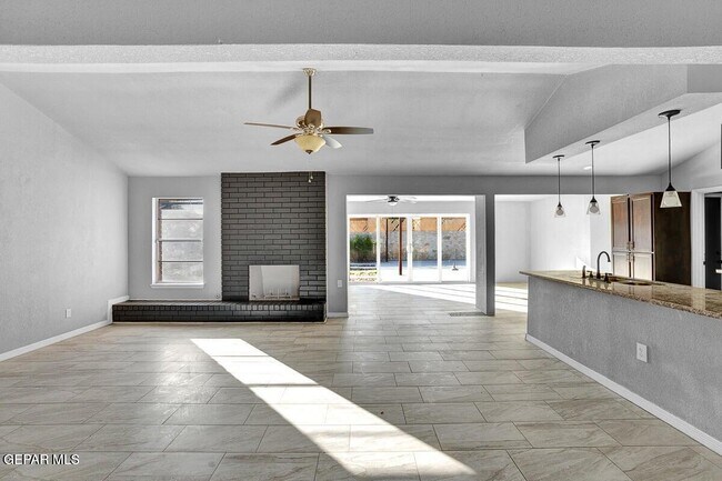 Building Photo - 3709 Roslyn Dr