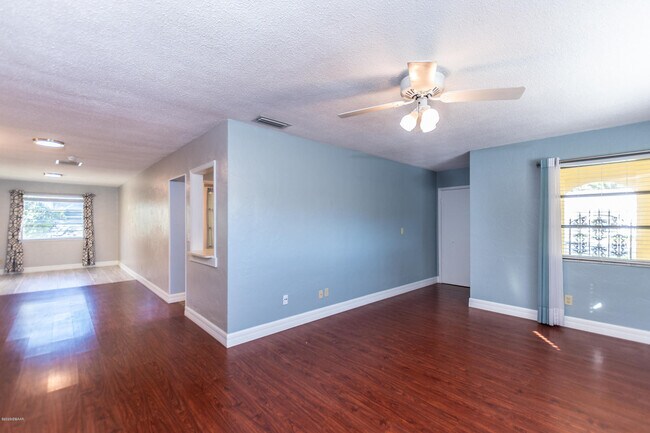 Building Photo - 136 Valencia Dr