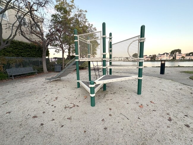 Building Photo - Charming Waterfront Single Family Home in Redwood Shores Available Now!