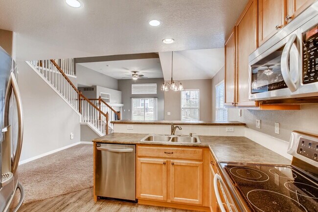 Building Photo - Gorgeous 5 Bed/4 Bath Townhome with Fully Finished Custom Basement! Cherry Creek Schools!