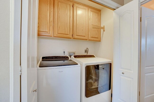 Building Photo - Spacious 4-Bedroom Home in Sought-After Lu...