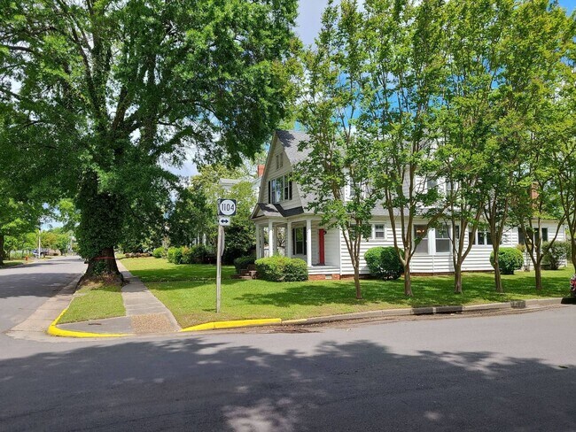 Building Photo - Incredible 5 Bedroom Home with Detached Garage in West Point!