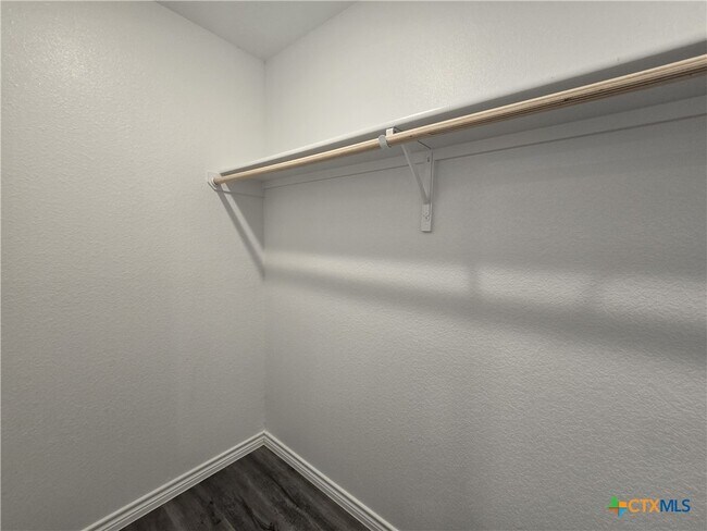 Building Photo - 523 Lost Trl