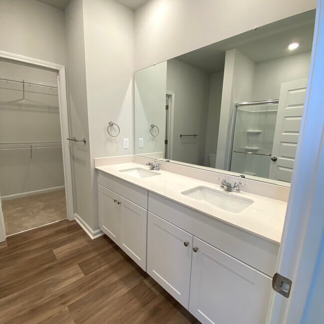 Building Photo - 3336 Mid Summer Ln