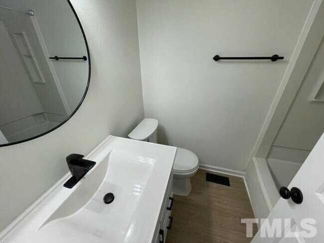Building Photo - Perfectly sized 2 bedroom 1 bath