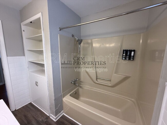 Building Photo - 513 James Dr