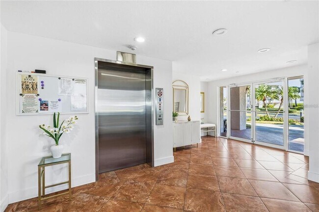 Building Photo - 8000 Sailboat Key Blvd S