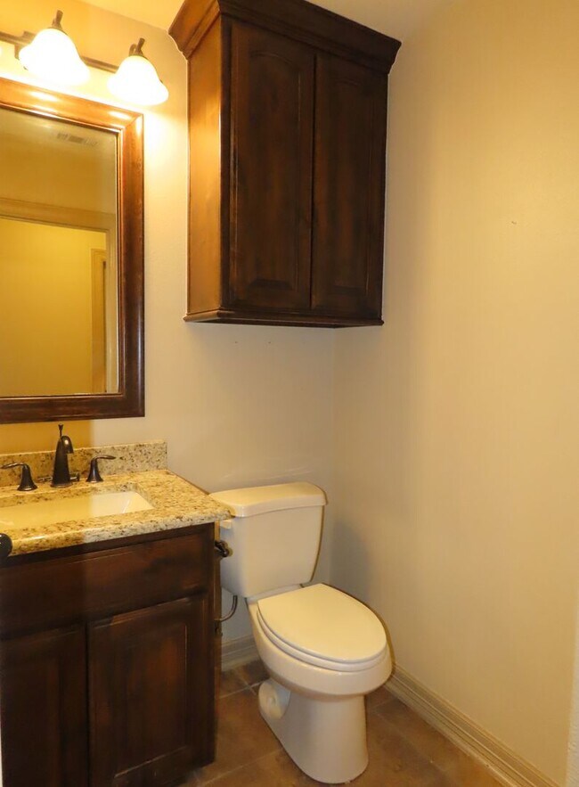 Building Photo - Lindale ISD- Gorgeous 4 Bedroom 2.5 Bathro...