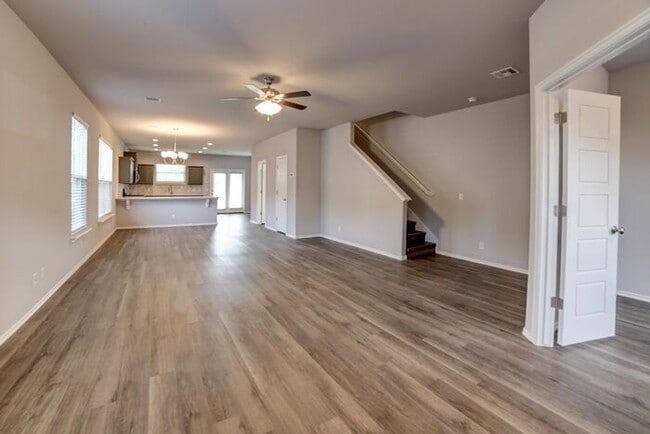 Building Photo - New Luxury 4/2.5 Townhome Close to Downtow...
