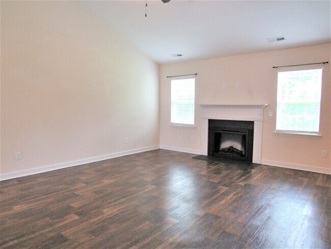 Building Photo - 136 Laredo Dr