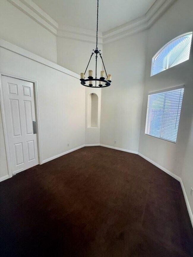 Building Photo - Large 3 bed 2.5 bath with pool and Gargae