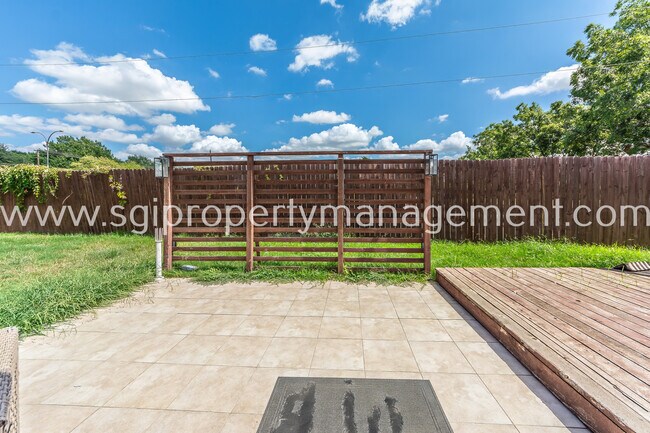 Building Photo - 6001 Pinwood Cir