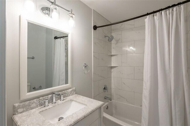 Building Photo - 3079 Cloverhurst Dr