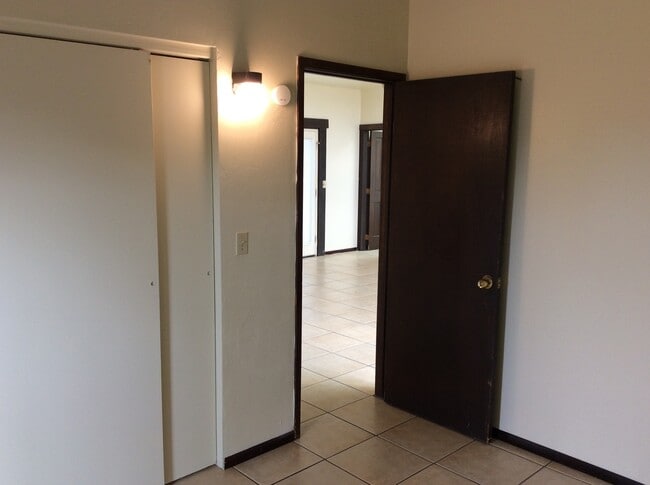 Building Photo - 2 Bdrm/1Ba Duplex, A/C, washer & dryer Centrally located