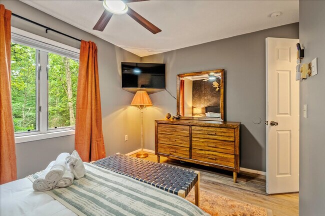 Building Photo - 1825 Jennifer Dr