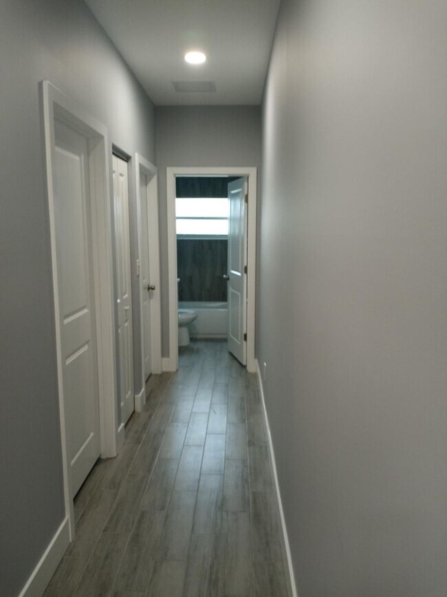 Building Photo - Emerick 205