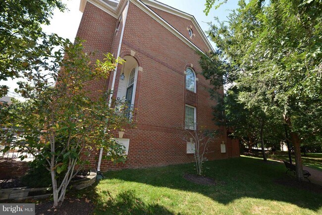 Building Photo - 259 Murtha St