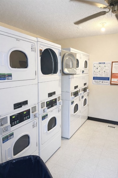 Building Photo - 410 Oakwood Ave