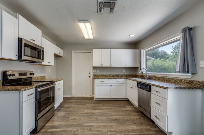 Building Photo - 9415 Quicksilver Dr