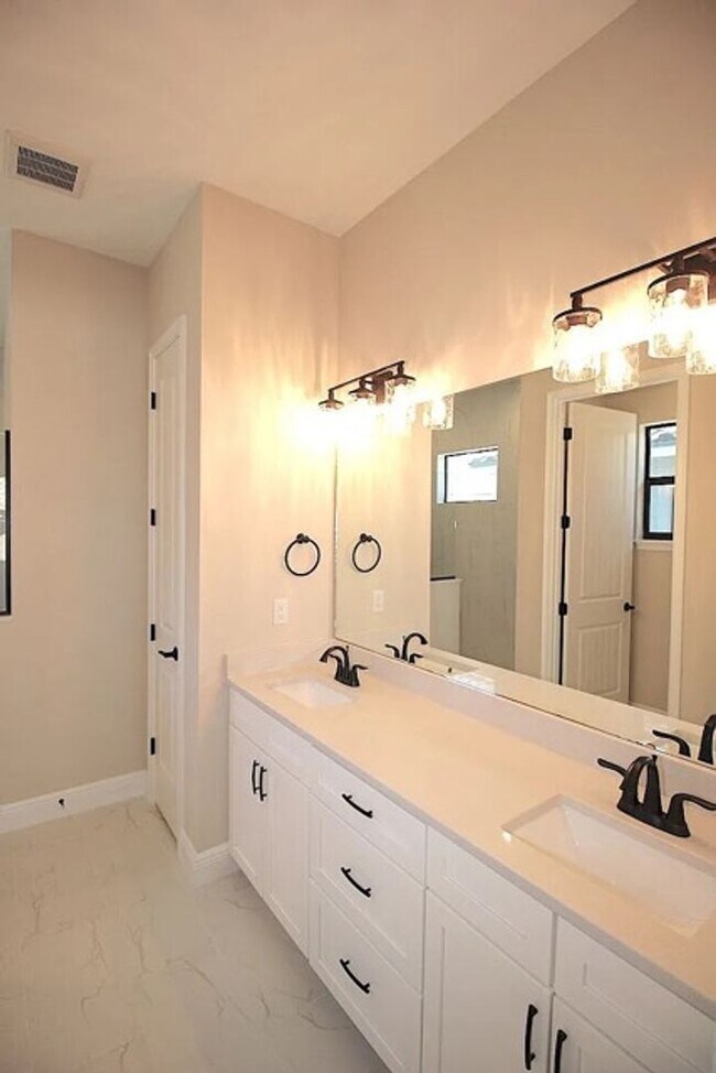 Building Photo - Coastal Living in Marina del Palma?!